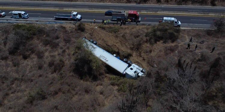 Vuelca tráiler cargado de pollo en la autopista Culiacán – Mazatlán