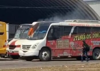 Arde camión urbano mientras estaba estacionado