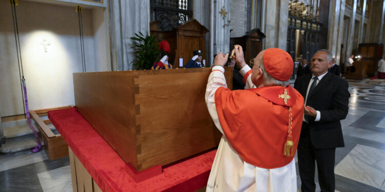 El entierro del papa Francisco se produjo ante el camarlengo y sus familiares