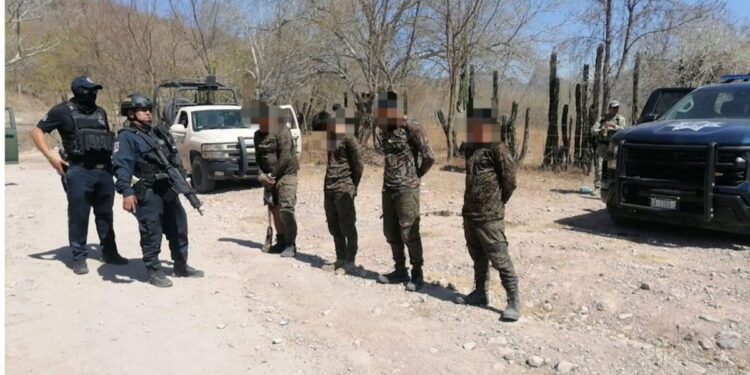 Grupo Interinstitucional detiene a cuatro civiles con armas, equipo táctico y municiones, en Escuinapa