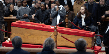 Sheinbaum se defiende ante críticas por no asistir al funeral del papa Francisco