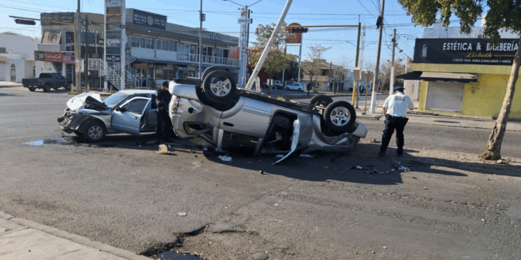 Dos mujeres heridas tras choque y volcadura en la colonia Guadalupe Victoria en Culiacán