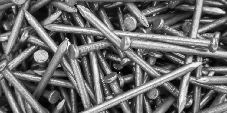 México impone aranceles temporales a clavos de acero chinos