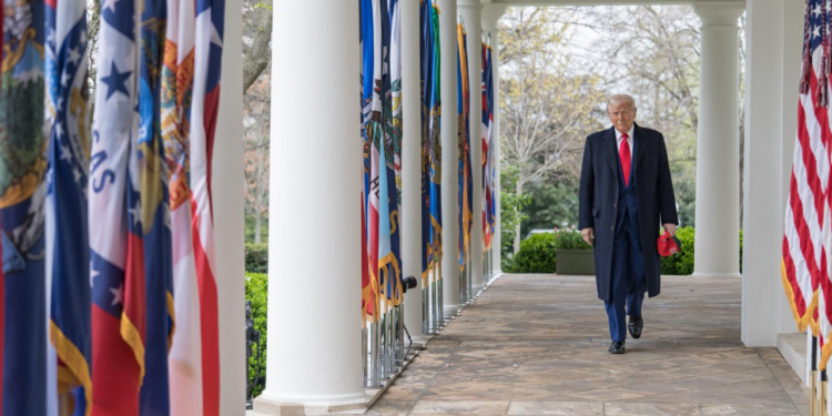 Trump promete “Acuerdos justos” a quienes negocien aranceles, pero descarta una pausa