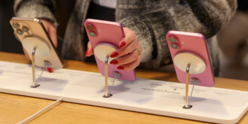 Los iPhones, el café, la ropa y el alcohol aumentarán sus precios por la guerra arancelaria