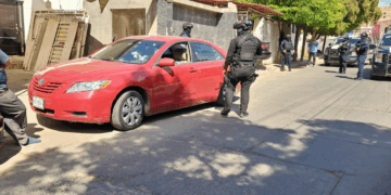 Atacan a balazos un vehículo en la colonia 5 de Mayo en Culiacán