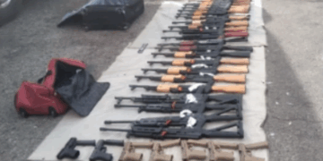 Aseguran arsenal con 22 fusiles AK-47 a bordo de autobús en Culiacán