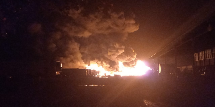 Se incendian tanques de almacenamiento de diésel al sur de Culiacán