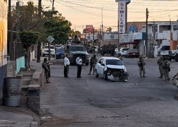 Ejército asegura vehículo accidentado en la colonia Díaz Ordaz