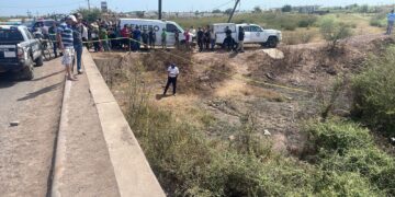Tres personas mueren y una permanece desaparecida tras caer automóvil a canal en Navolato
