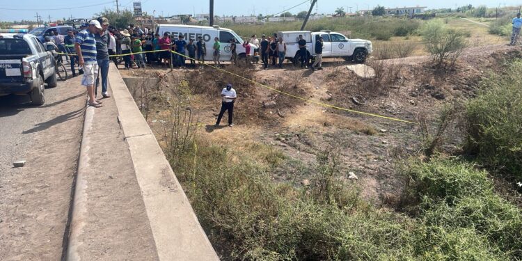 Tres personas mueren y una permanece desaparecida tras caer automóvil a canal en Navolato