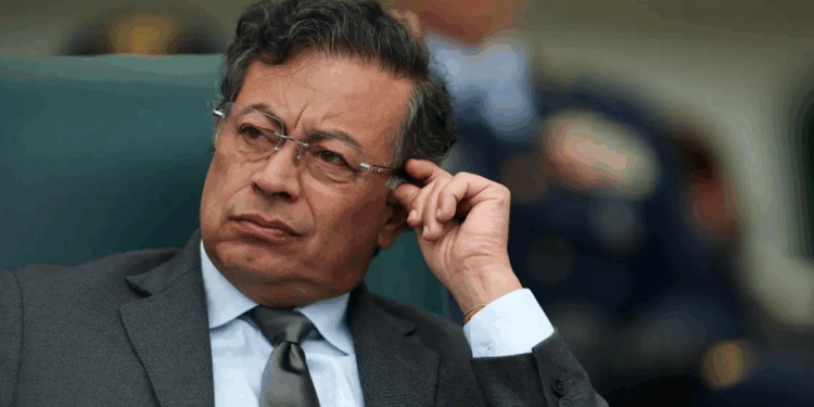 Petro exige a Bukele que entregue a colombianos y venezolanos presos en El Salvador