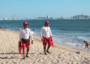 Salvavidas de Mazatlán rescatan a turista del mar y atienden incidencias