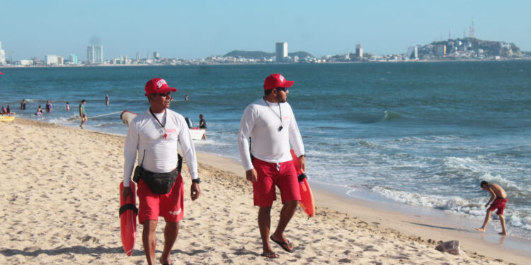 Salvavidas de Mazatlán rescatan a turista del mar y atienden incidencias