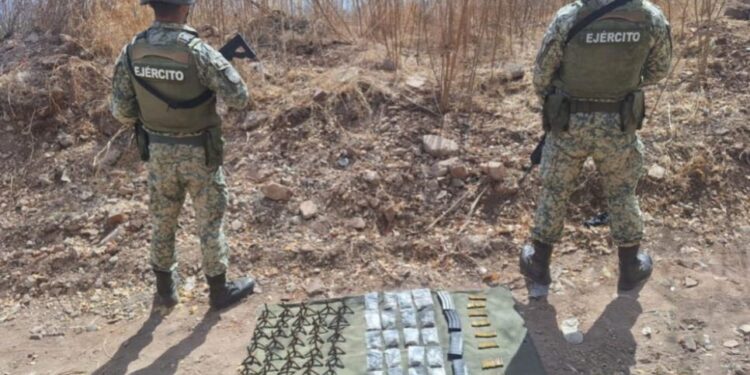 Militares aseguran cargadores, cartuchos y drogas y en Culiacán