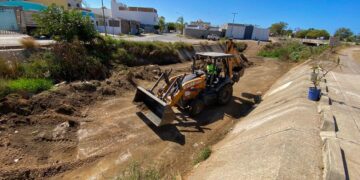 Gobierno de Mazatlán limpia 26 kilómetros de canales pluviales