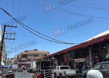 Reportan cableado colgado en calle Melchor Ocampo, frente al Mercado Pino Suárez