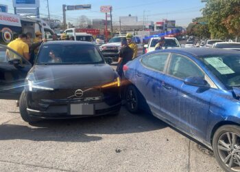 Dos lesionados y daños materiales deja un choque de autos en Culiacán