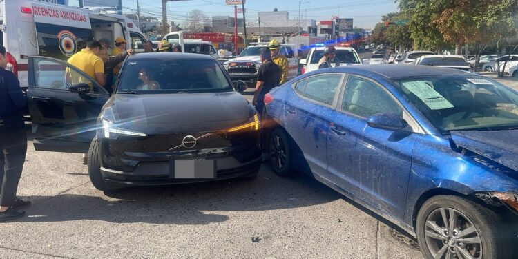 Dos lesionados y daños materiales deja un choque de autos en Culiacán