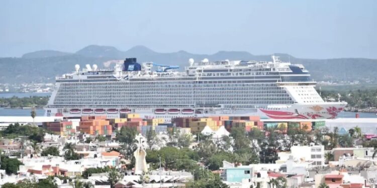 Arriban mas de 4 mil cruceristas a bordo del Norwegian Joy
