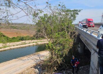 Salvavidas de Mazatlán y Protección Civil ponen a salvo a grupo de jóvenes