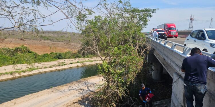 Salvavidas de Mazatlán y Protección Civil ponen a salvo a grupo de jóvenes