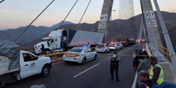 Tráiler embiste punto de revisión policiaco en el puente Baluarte. Hay tres agentes sin vida