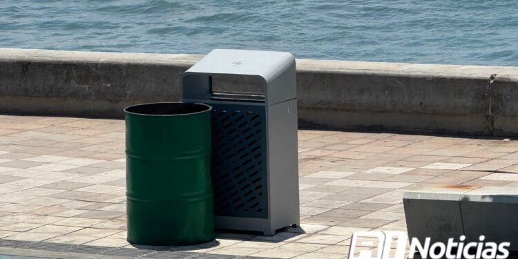 Operadora de Playa coloca cestos de basura en los 37 accesos de playa