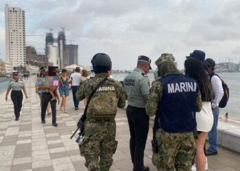 Salvavidas rescatan del mar a dos mujeres y encuentran a niña extraviada en la playa de Mazatlán