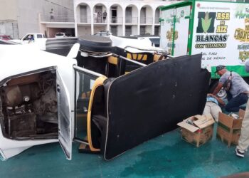 Carambola vehicular en el malecón; pulmonía termina volcada