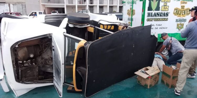 Carambola vehicular en el malecón; pulmonía termina volcada