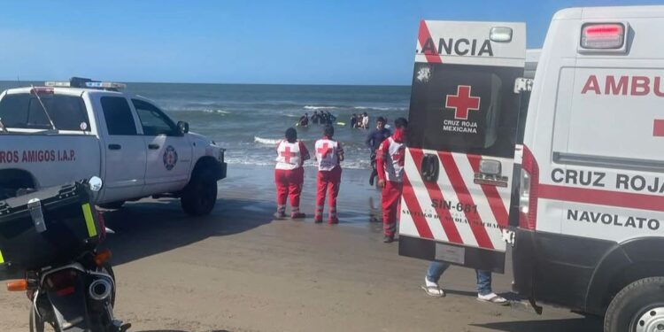 Rescatan a dos personas de ahogarse en playas de El Tambor en Navolato
