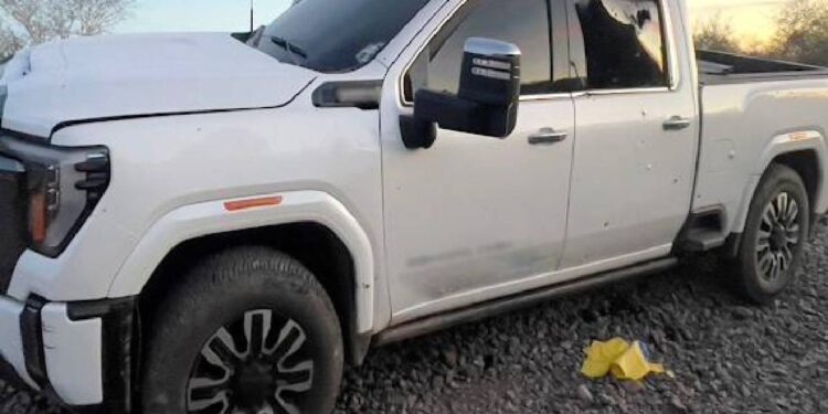 Asegura Ejército Mexicano camioneta blindada y arsenal en El Rosario