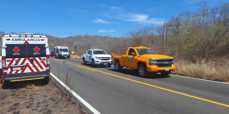 Familia sufre volcadura en la carretera libre Mazatlán – Culiacán; hay una mujer sin vida
