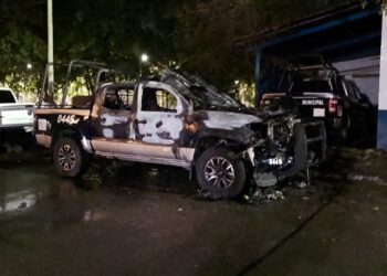 Incendian patrulla frente a caseta de policía en La Campiña, Culiacán