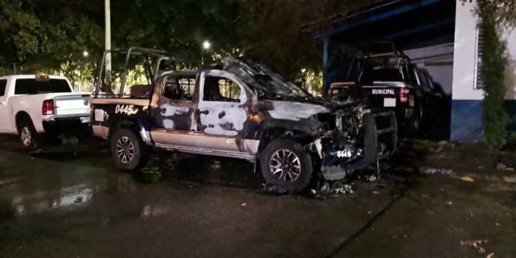 Incendian patrulla frente a caseta de policía en La Campiña, Culiacán