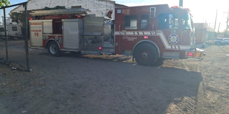 Sujetos incendian vehículos de una pensión de la Fiscalía, en Culiacán