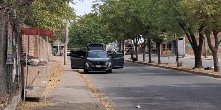 Aseguran camioneta con artefactos explosivos en la colonia Emiliano Zapata, en Culiacán