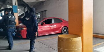 Sujetos intentan despojar un automóvil por la avenida Obregón, en Culiacán