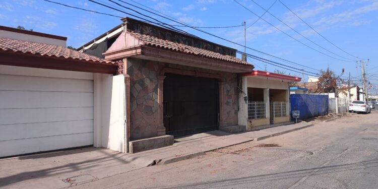 Atacan a balazos vivienda y camioneta en la colonia El Barrio, en Culiacán