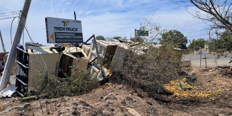 Vuelca camión cargado de tomate en la sindicatura de Costa Rica, Culiacán