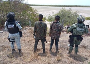 Ejército Mexicano recupera vehículo con reporte de robo y localiza a personas que habían privado de la libertad en Mazatlán