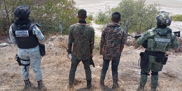 Ejército Mexicano recupera vehículo con reporte de robo y localiza a personas que habían privado de la libertad en Mazatlán