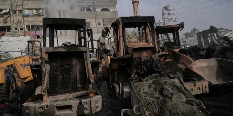 Ataques israelíes matan a 14 en Gaza y destruyen maquinaria pesada para retirar escombros