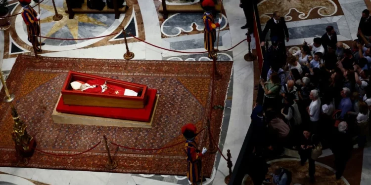 El Vaticano mantiene abierta la capilla ardiente del Papa Francisco toda la noche por gran afluencia