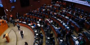 Senado avala reforma que permite uso de armas a funcionarios de PEMEX, SAT, CFE y Banxico