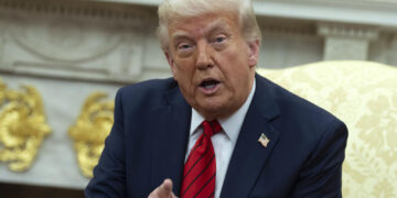 Trump dice no entender cómo los jueces pueden quitarle autoridad en temas migratorios