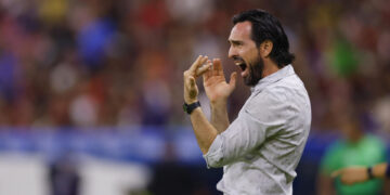 Chivas anuncian la salida del director técnico Gerardo Espinoza