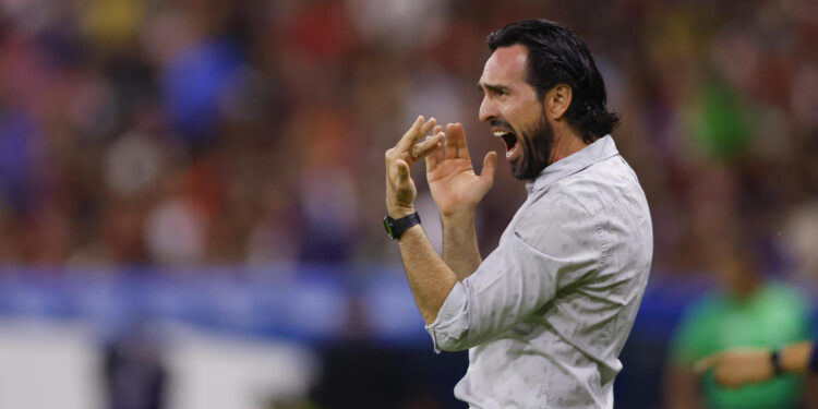 Chivas anuncian la salida del director técnico Gerardo Espinoza