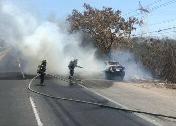 Se incendia automovil frente a la termoeléctrica, al sur de Mazatlán